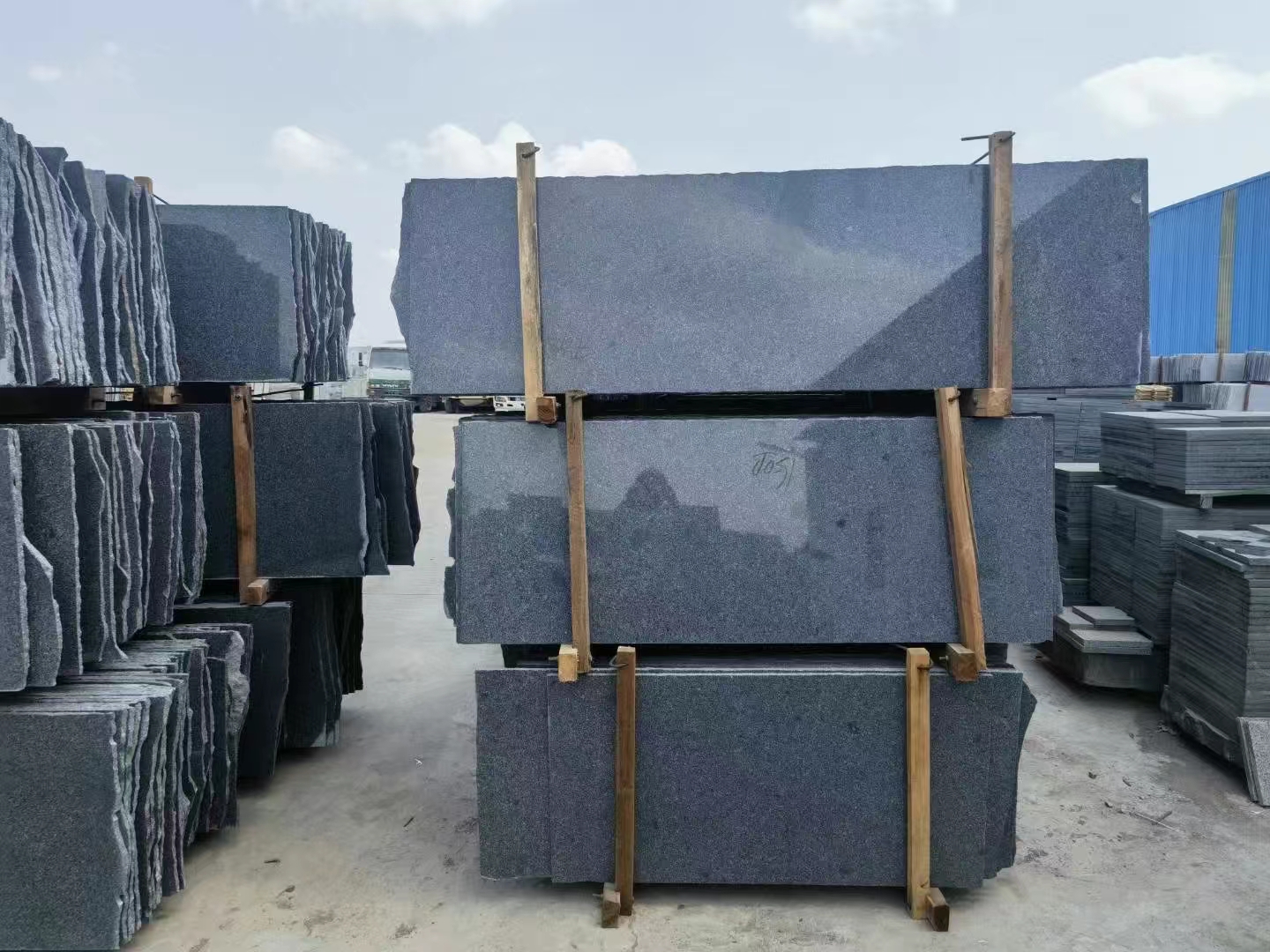 選擇室外芝麻灰石材,打造高品質庭院環境(圖4) 選擇室外芝麻灰石材,打造高品質庭院環境(圖4)