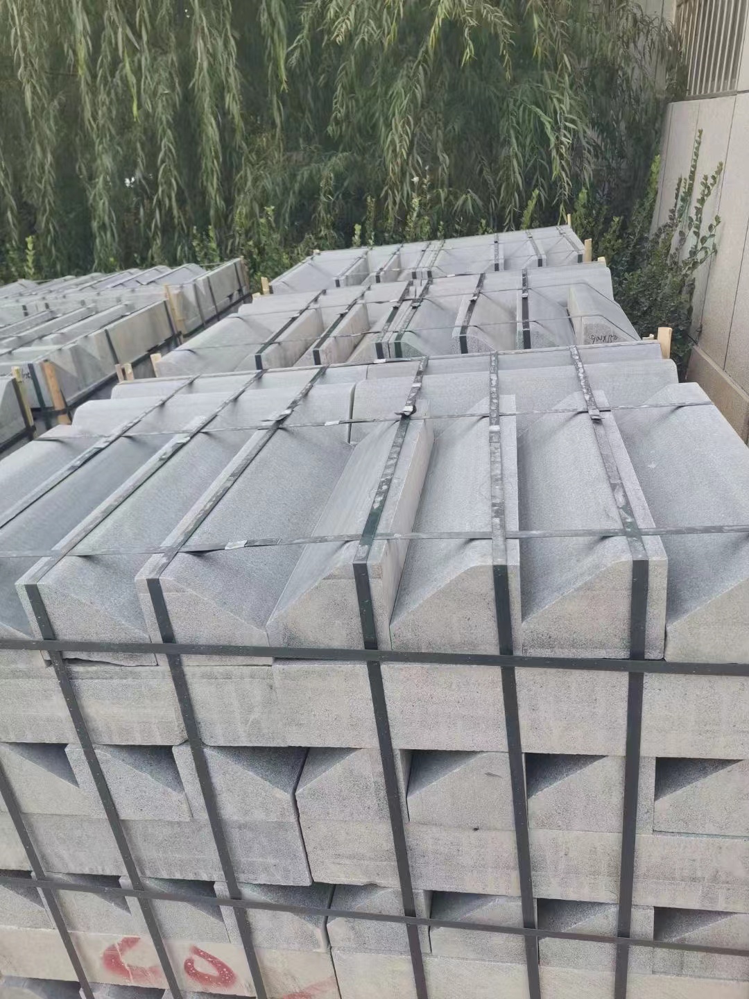 探秘荔枝面芝麻白花崗巖價格背后的品質保證與生產工藝(圖1) 探秘荔枝面芝麻白花崗巖價格背后的品質保證與生產工藝(圖1)