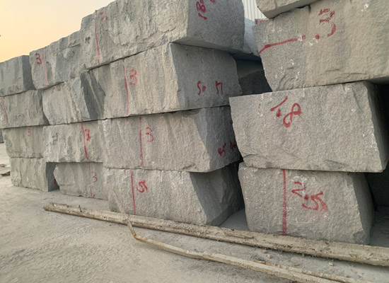 采用芝麻灰地鋪石材,營造極具現代感的空間氛圍(圖1) 采用芝麻灰地鋪石材,營造極具現代感的空間氛圍(圖1)