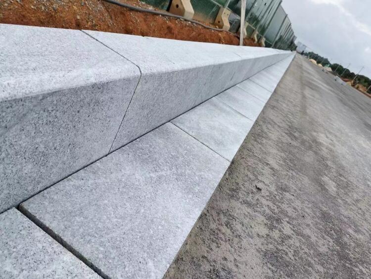 彎道路沿石芝麻白花崗巖工藝