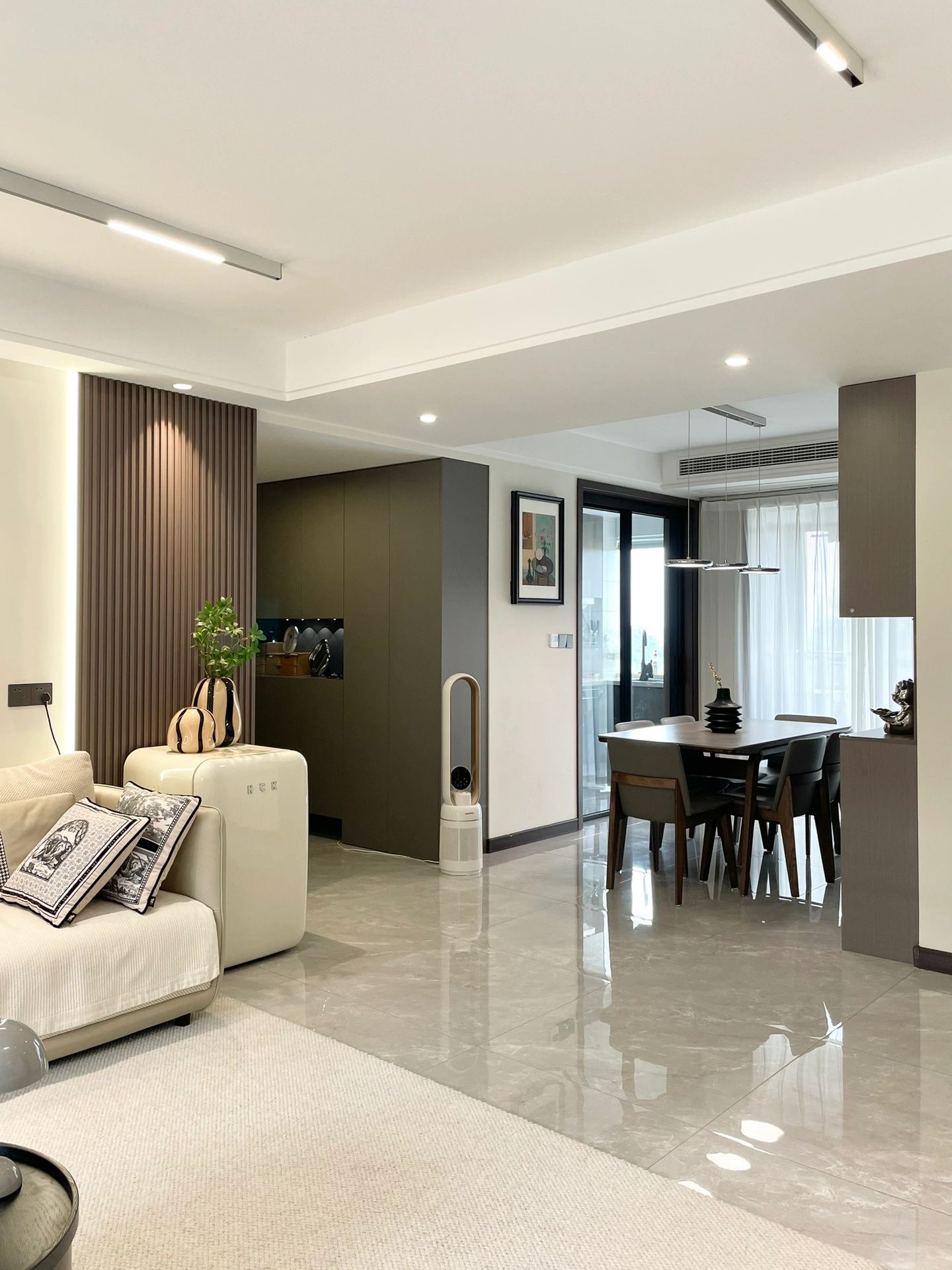 石材與木飾面的完美搭配，打造出別具一格的家居風格！(圖5)