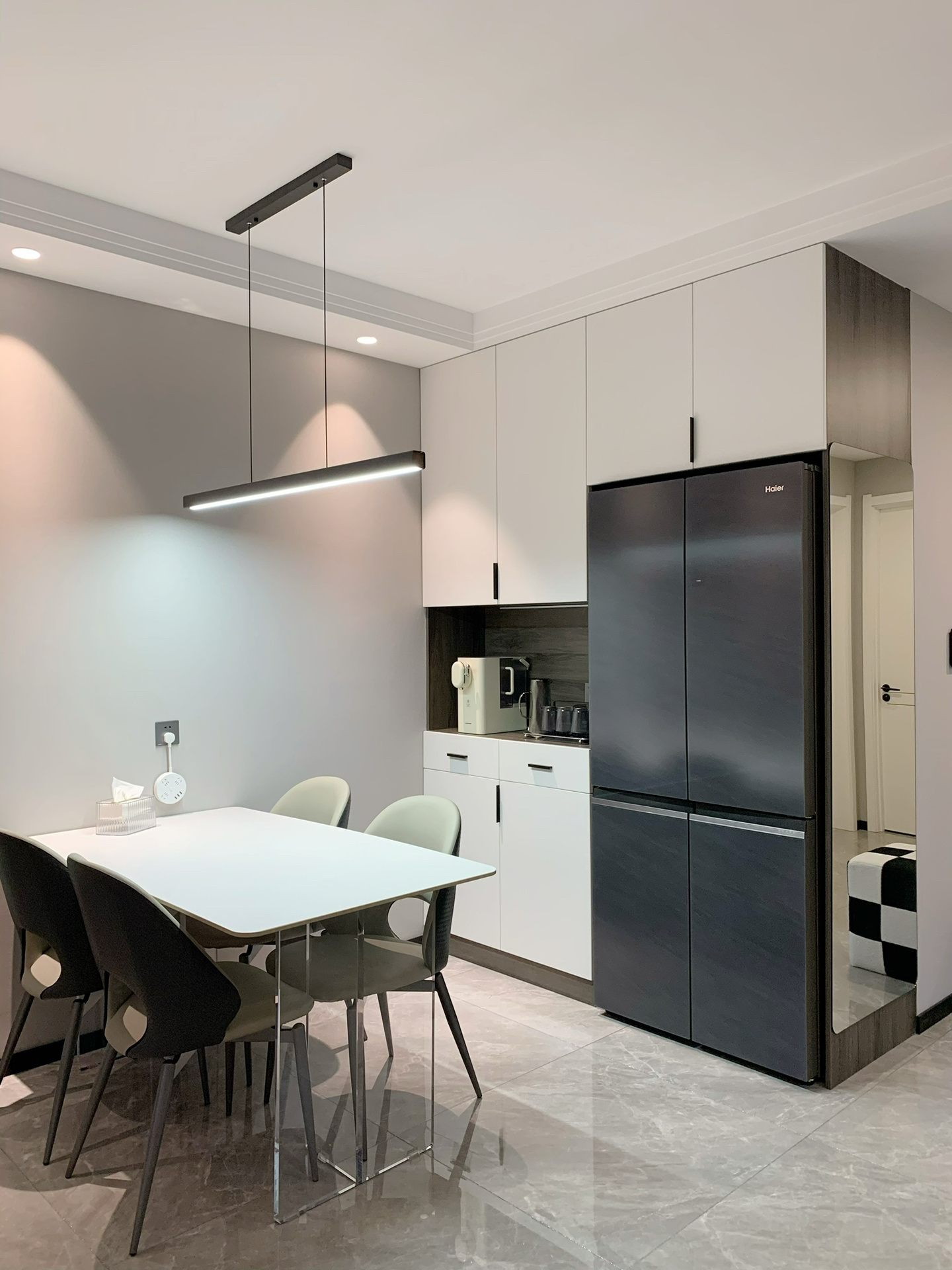 石材與木飾面的完美搭配，打造出別具一格的家居風格！