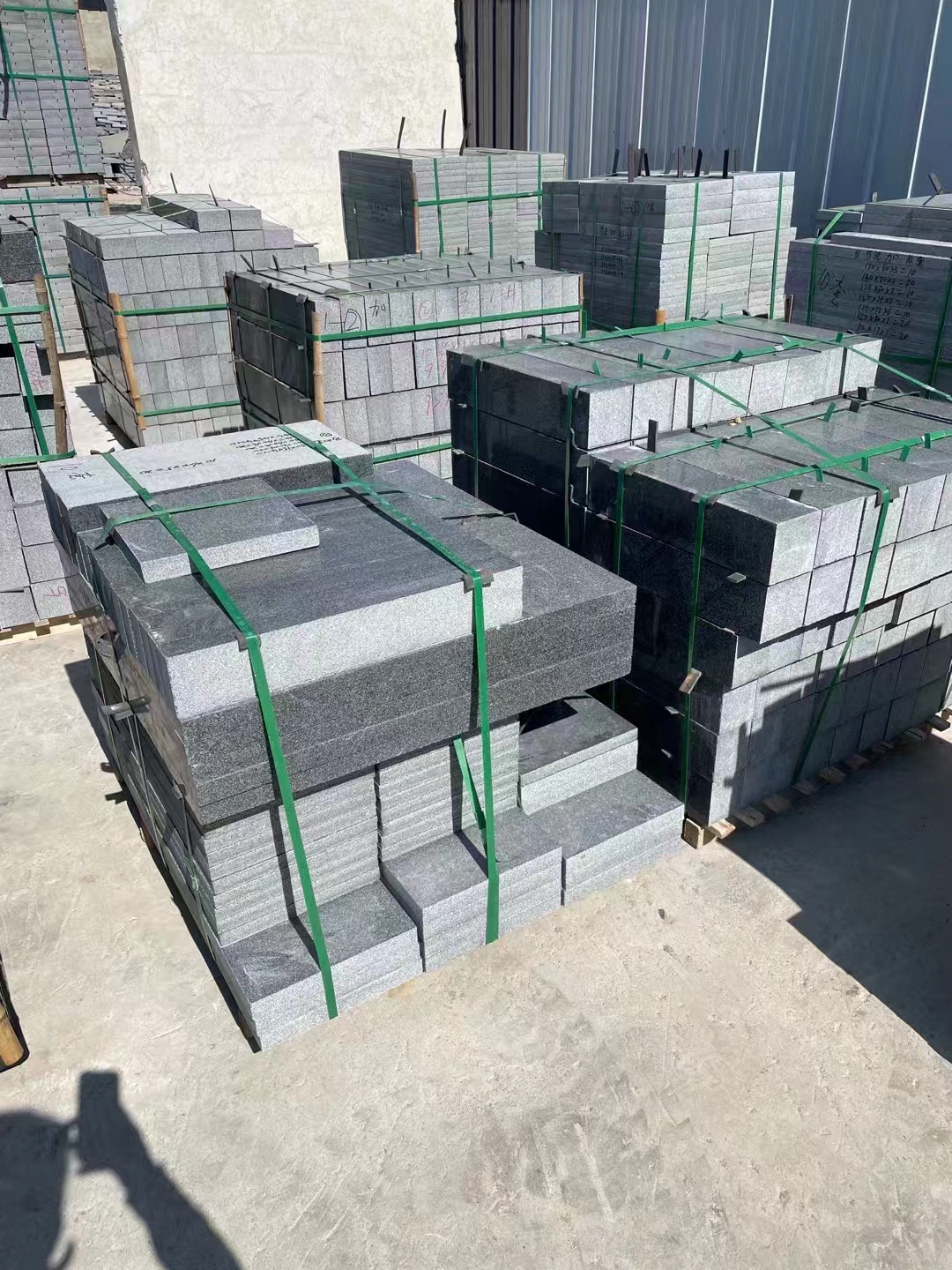 芝麻黑石材廠家加工外墻干掛地鋪石