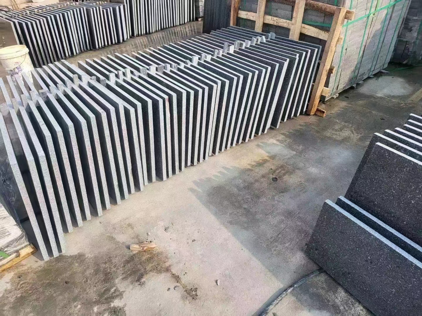 芝麻黑外墻干掛火燒板石材加工