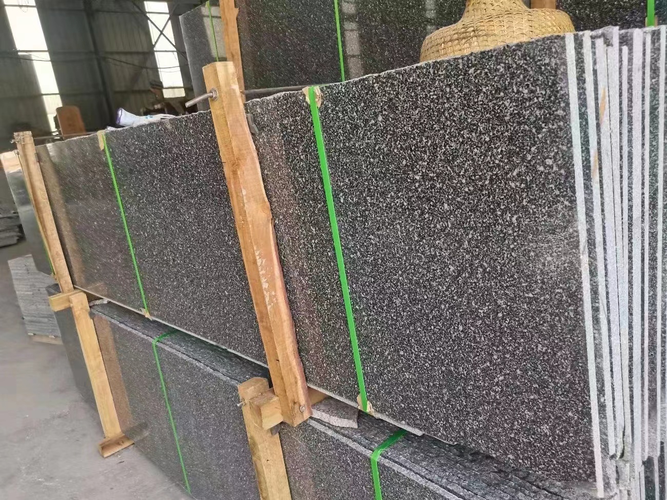 芝麻黑荔枝面花崗巖外墻清洗注意事項