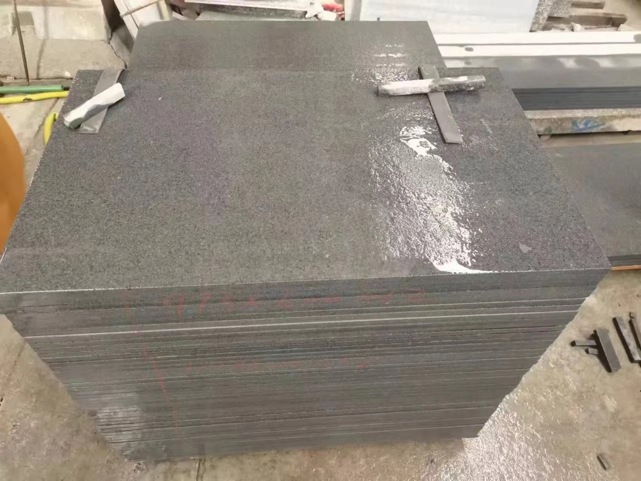 芝麻黑光面石材雕刻及加工