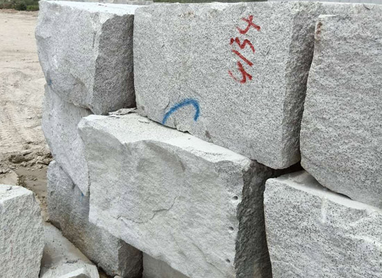 花崗巖石材荒料.jpg 花崗巖石材荒料.jpg