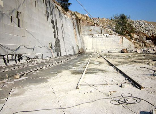 天然石材的‘瑕疵’是缺陷嗎?關于色差、石膽與裂紋的真相(圖5) 天然石材的‘瑕疵’是缺陷嗎?關于色差、石膽與裂紋的真相(圖5)