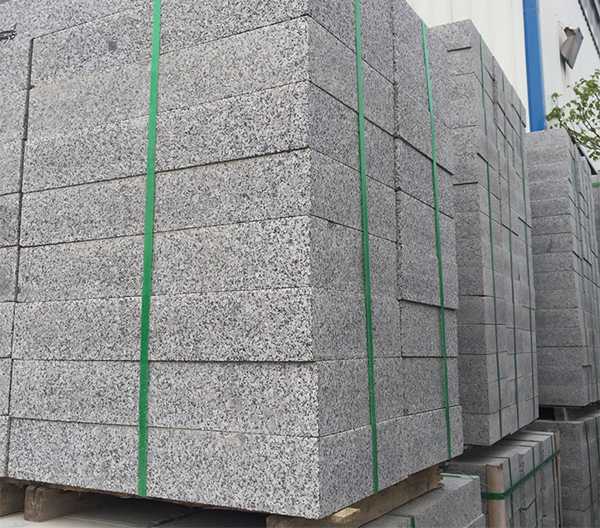 芝麻灰路沿石,花崗巖路牙石價格一米,深灰色花崗石道牙石圖片